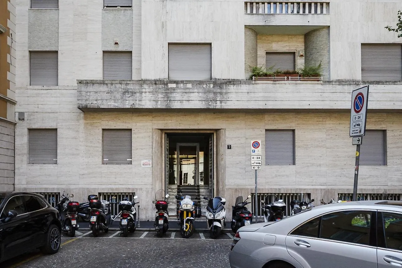 S. Maria Valle Central Roomy Flat Milano 0*,