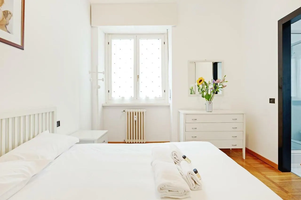 S. Maria Valle Central Roomy Flat Milano Daire