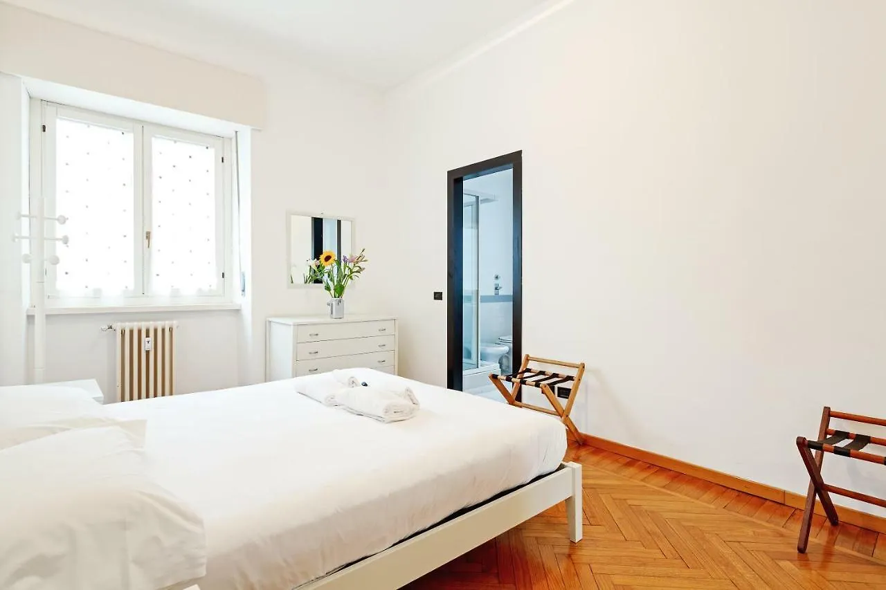 S. Maria Valle Central Roomy Flat Milano