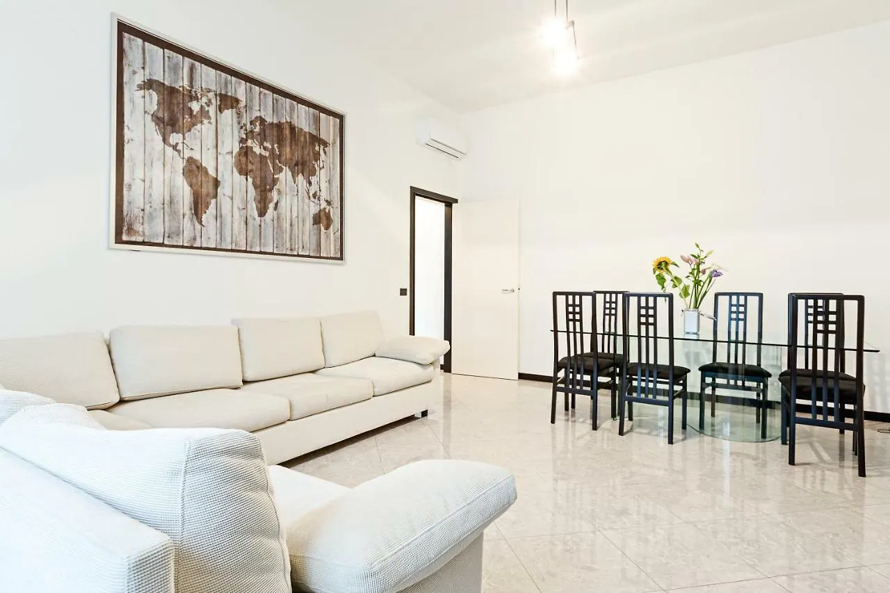 S. Maria Valle Central Roomy Flat Milano