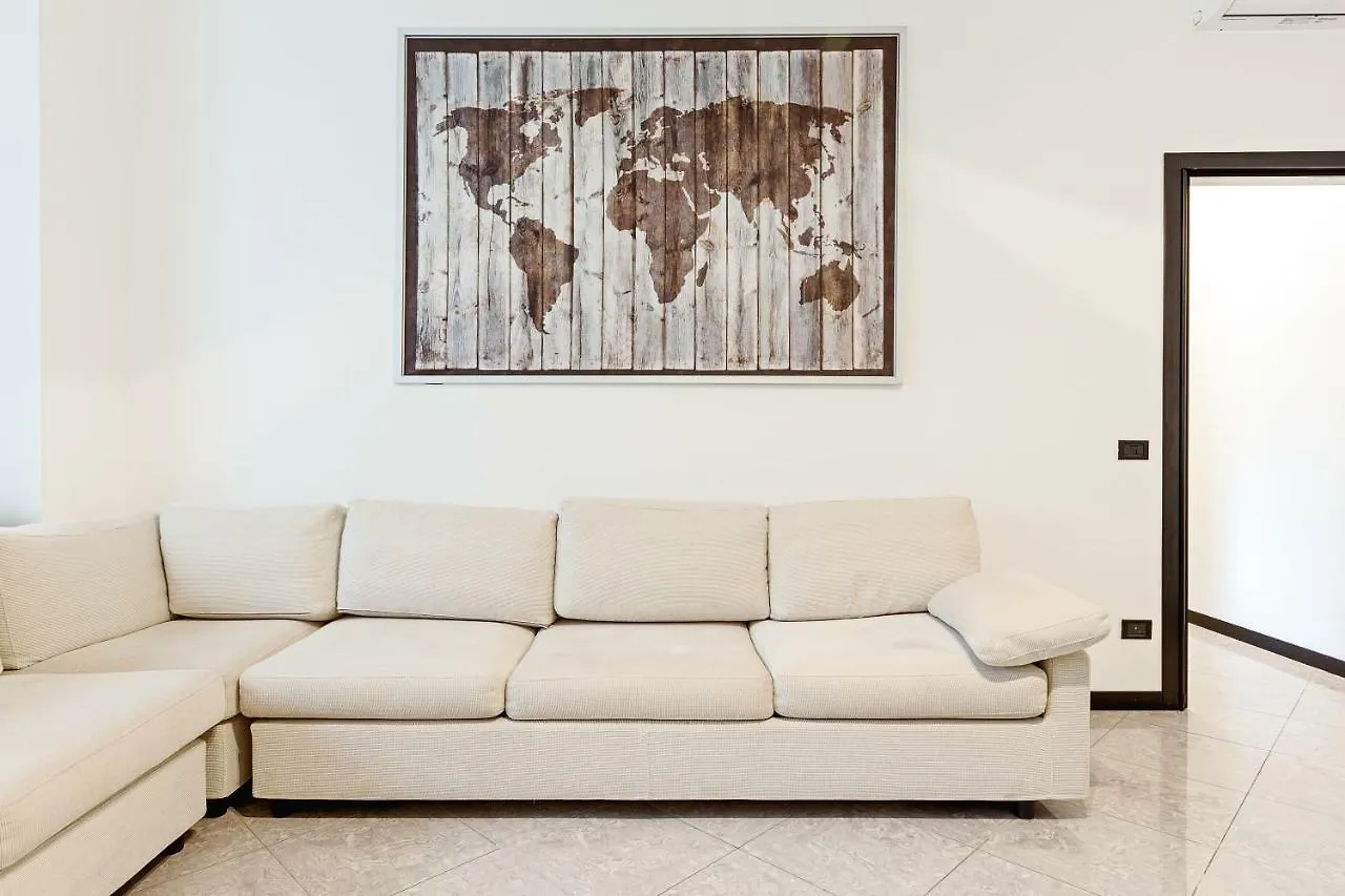 S. Maria Valle Central Roomy Flat Milano Italien